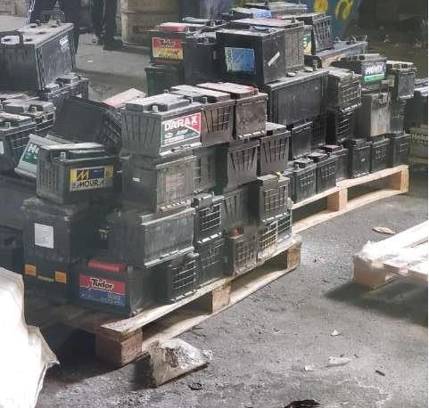 Imagem que mostra uma palete cheio de sucatas de baterias