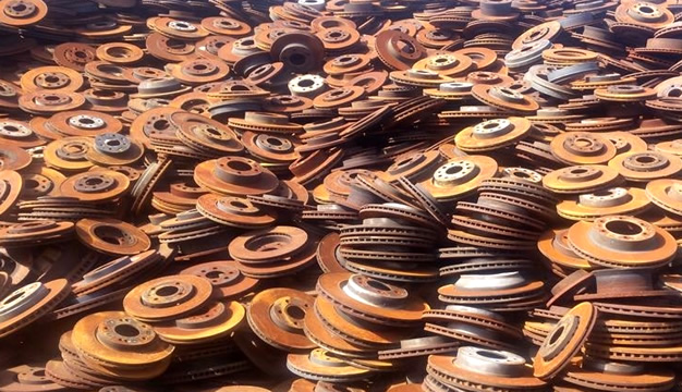 imagem que mostra disco de freios de carro que são ferro fundido